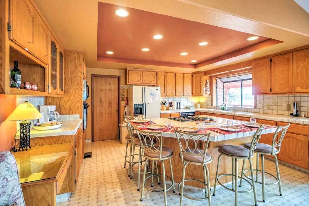 Spacious Kelseyville Home With Large Lakefront Deck! Екстер'єр фото
