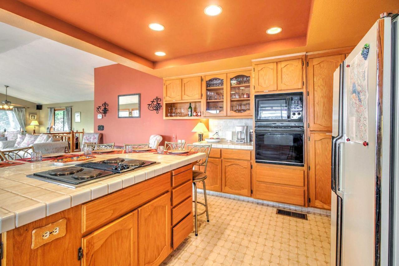 Spacious Kelseyville Home With Large Lakefront Deck! Екстер'єр фото