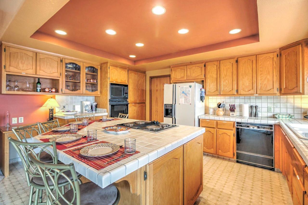 Spacious Kelseyville Home With Large Lakefront Deck! Екстер'єр фото