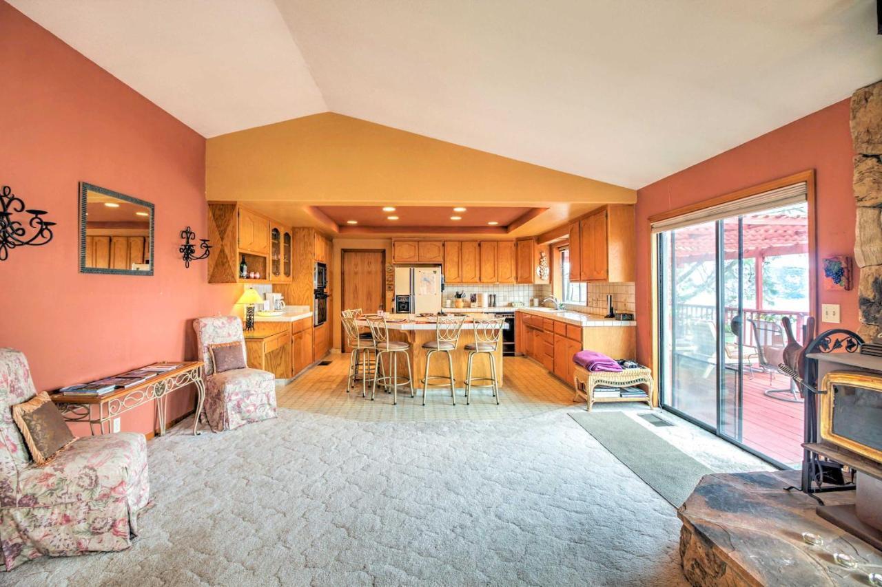 Spacious Kelseyville Home With Large Lakefront Deck! Екстер'єр фото