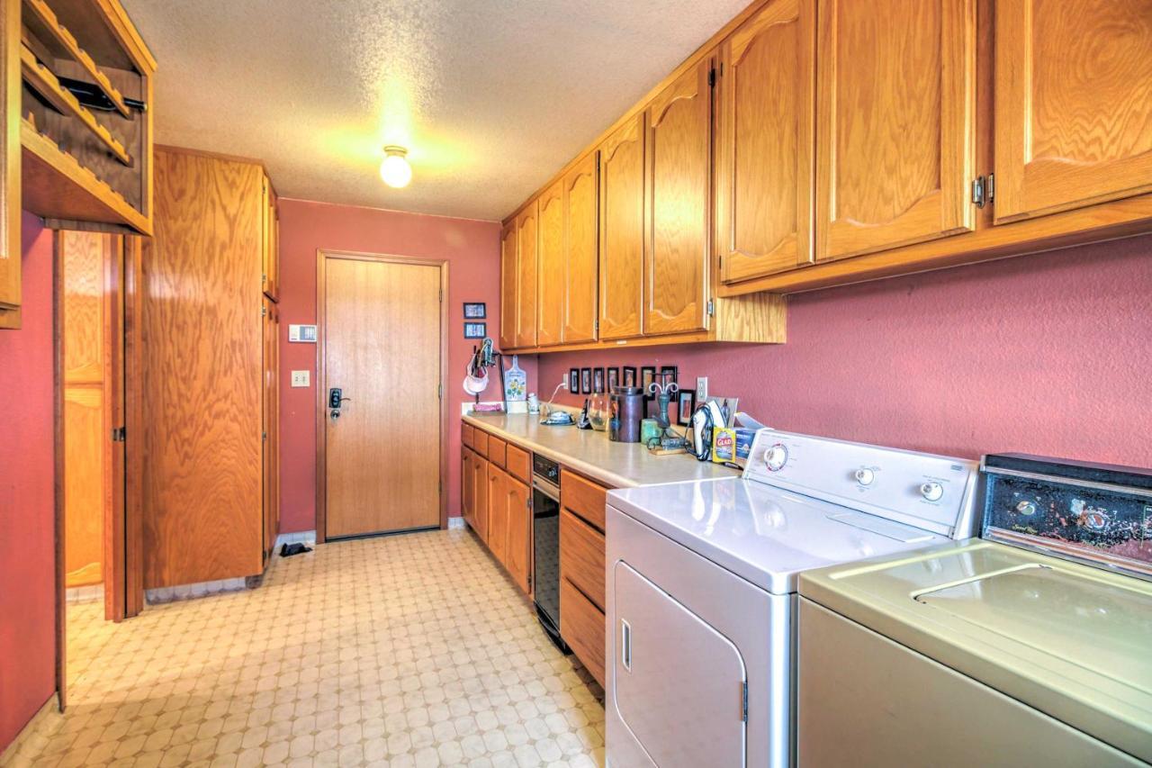 Spacious Kelseyville Home With Large Lakefront Deck! Екстер'єр фото